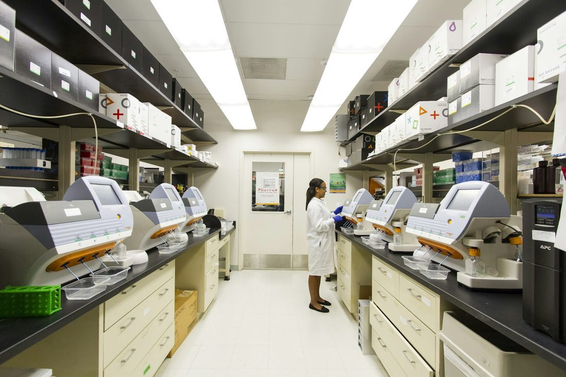 Analis & tim laboratorium